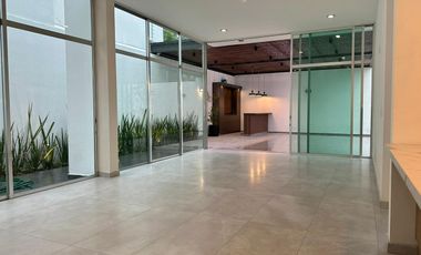 Residencia de lujo en Venta sobre Av. Naciones Unidas, Opción a 4 rec.