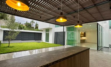 Residencia de lujo en Venta sobre Av. Naciones Unidas, Opción a 4 rec.