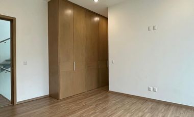 Residencia de lujo en Venta sobre Av. Naciones Unidas, Opción a 4 rec.