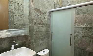 Residencia de lujo en Venta sobre Av. Naciones Unidas, Opción a 4 rec.