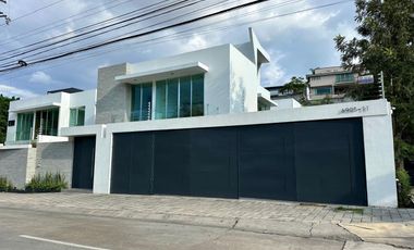 Residencia de lujo en Venta sobre Av. Naciones Unidas, Opción a 4 rec.