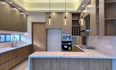 Residencia de lujo en Venta sobre Av. Naciones Unidas, 4 rec.