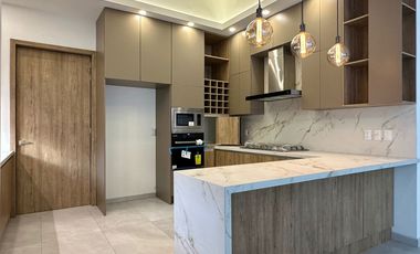 Residencia de lujo en Venta sobre Av. Naciones Unidas, 4 rec.