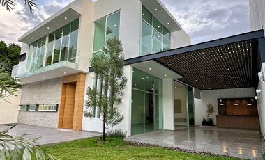 Residencia de lujo en Venta sobre Av. Naciones Unidas, 4 rec.