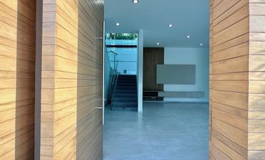 Residencia de lujo en Venta sobre Av. Naciones Unidas, 4 rec.