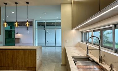 Residencia de lujo en Venta sobre Av. Naciones Unidas, 4 rec.
