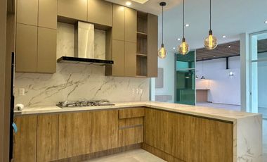 Residencia de lujo en Venta sobre Av. Naciones Unidas, 4 rec.