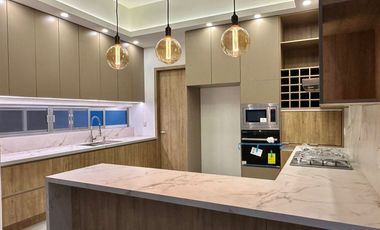 Residencia de lujo en Venta sobre Av. Naciones Unidas, 4 rec.