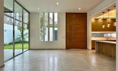 Residencia de lujo en Venta sobre Av. Naciones Unidas, 4 rec.