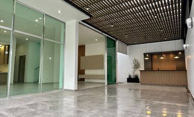 Residencia de lujo en Venta sobre Av. Naciones Unidas, 4 rec.