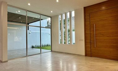Residencia de lujo en Venta sobre Av. Naciones Unidas, 4 rec.