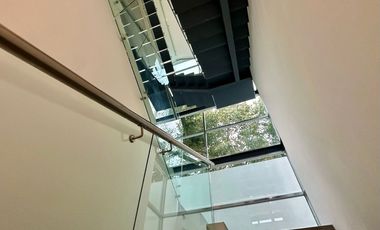 Residencia de lujo en Venta sobre Av. Naciones Unidas, 4 rec.