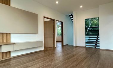 Residencia de lujo en Venta sobre Av. Naciones Unidas, 4 rec.