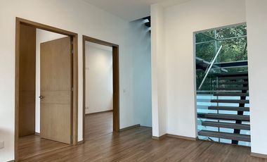 Residencia de lujo en Venta sobre Av. Naciones Unidas, 4 rec.