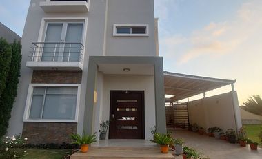 En Urbanización Privada Se Vende Casa con Proyección para Tercer Piso Depto Independiente