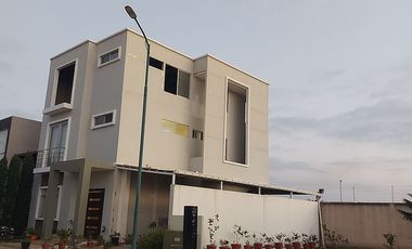 En Urbanización Privada Se Vende Casa con Proyección para Tercer Piso Depto Independiente