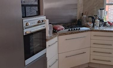 VENDO CASA SEMINUEVA EN LA LOMA XICOTÉNCATL EXCELENTE UBICACION A UNA CUADRA DE LA UAT