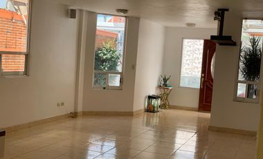 VENDO CASA SEMINUEVA EN LA LOMA XICOTÉNCATL EXCELENTE UBICACION A UNA CUADRA DE LA UAT