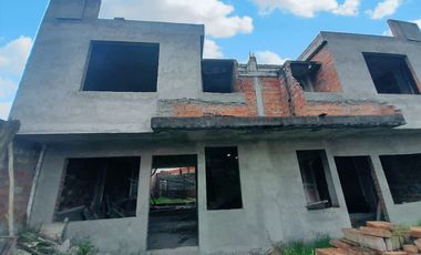 OPORTUNIDAD DE INVERSIÓN, SE VENDEN 2 CASAS EN OBRA GRIS, EN ZARZAS 2, SUR DE LOJA