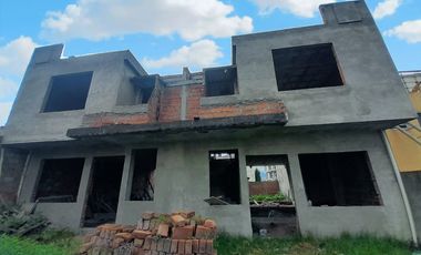 OPORTUNIDAD DE INVERSIÓN, SE VENDEN 2 CASAS EN OBRA GRIS, EN ZARZAS 2, SUR DE LOJA