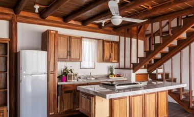 CASA TIPO CHALET EN VENTA EN PLAYA DEL CARMEN, QUINTANA ROO, CON 2 CABAÑAS Y UN LOCAL COMERCIAL