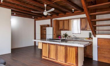 CASA TIPO CHALET EN VENTA EN PLAYA DEL CARMEN, QUINTANA ROO, CON 2 CABAÑAS Y UN LOCAL COMERCIAL