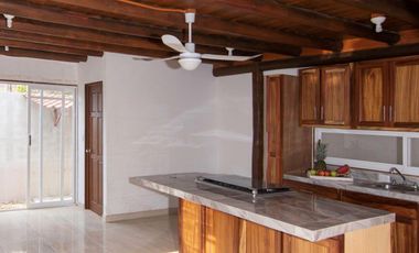 CASA TIPO CHALET EN VENTA EN PLAYA DEL CARMEN, QUINTANA ROO, CON 2 CABAÑAS Y UN LOCAL COMERCIAL