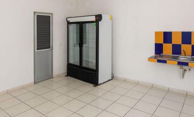 CASA TIPO CHALET EN VENTA EN PLAYA DEL CARMEN, QUINTANA ROO, CON 2 CABAÑAS Y UN LOCAL COMERCIAL