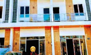 Jual Ruko / Rumah Usaha Baru Gress
Perumahan Kahuripan Niwana
Sidoarjo

Ada 4 Unit, Laku 3 Unit
*Sisa 1 Unit*

Luas 45m2 ( 4.5x10 )
LB LB 67m2 ( 2 Lan