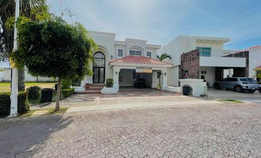 Casa en Venta en Mazatlán, en Club Real