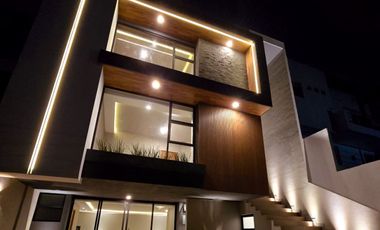 NUEVA! Hermosa casa de tres niveles en Bosque Esmeralda.