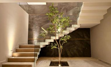NUEVA! Hermosa casa de tres niveles en Bosque Esmeralda.