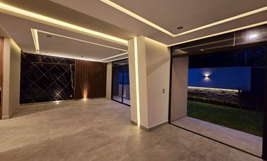 NUEVA! Hermosa casa de tres niveles en Bosque Esmeralda.