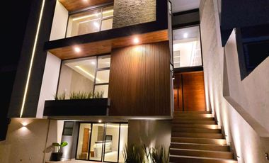 NUEVA! Hermosa casa de tres niveles en Bosque Esmeralda.