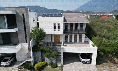 Casa en Venta en Sierra Alta con Recámara en PLANTA BAJA con baño completo, ALBERCA y terraza con increíbles vistas!