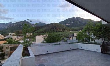 Casa en Venta en Sierra Alta con Recámara en PLANTA BAJA con baño completo, ALBERCA y terraza con increíbles vistas!