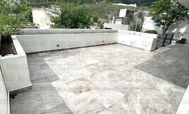 Casa en Venta en Sierra Alta con Recámara en PLANTA BAJA con baño completo, ALBERCA y terraza con increíbles vistas!