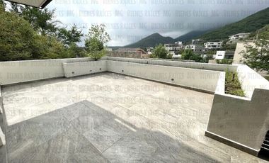 Casa en Venta en Sierra Alta con Recámara en PLANTA BAJA con baño completo, ALBERCA y terraza con increíbles vistas!