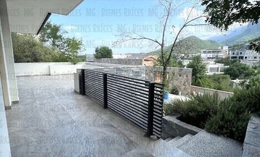 Casa en Venta en Sierra Alta con Recámara en PLANTA BAJA con baño completo, ALBERCA y terraza con increíbles vistas!