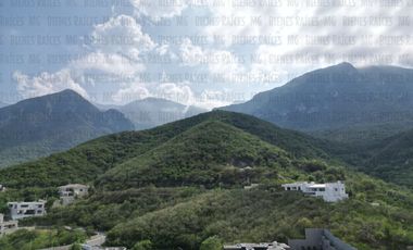 Casa en Venta en Sierra Alta con Recámara en PLANTA BAJA con baño completo, ALBERCA y terraza con increíbles vistas!