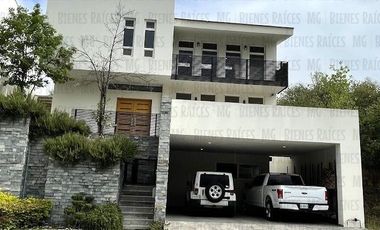 Casa en Venta en Sierra Alta con Recámara en PLANTA BAJA con baño completo, ALBERCA y terraza con increíbles vistas!