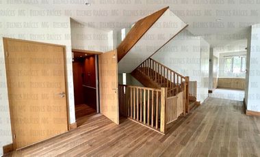 Casa en Venta en Sierra Alta con Recámara en PLANTA BAJA con baño completo, ALBERCA y terraza con increíbles vistas!