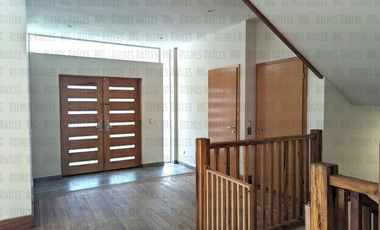 Casa en Venta en Sierra Alta con Recámara en PLANTA BAJA con baño completo, ALBERCA y terraza con increíbles vistas!