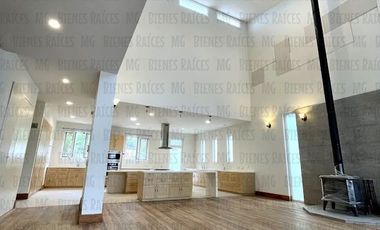 Casa en Venta en Sierra Alta con Recámara en PLANTA BAJA con baño completo, ALBERCA y terraza con increíbles vistas!