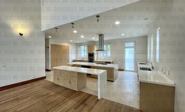 Casa en Venta en Sierra Alta con Recámara en PLANTA BAJA con baño completo, ALBERCA y terraza con increíbles vistas!