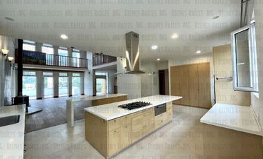 Casa en Venta en Sierra Alta con Recámara en PLANTA BAJA con baño completo, ALBERCA y terraza con increíbles vistas!