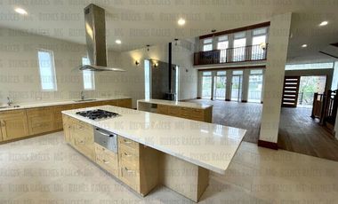 Casa en Venta en Sierra Alta con Recámara en PLANTA BAJA con baño completo, ALBERCA y terraza con increíbles vistas!