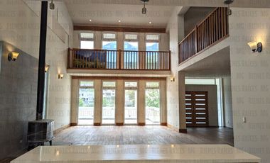 Casa en Venta en Sierra Alta con Recámara en PLANTA BAJA con baño completo, ALBERCA y terraza con increíbles vistas!