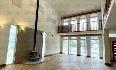 Casa en Venta en Sierra Alta con Recámara en PLANTA BAJA con baño completo, ALBERCA y terraza con increíbles vistas!