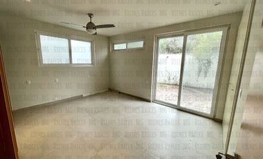 Casa en Venta en Sierra Alta con Recámara en PLANTA BAJA con baño completo, ALBERCA y terraza con increíbles vistas!